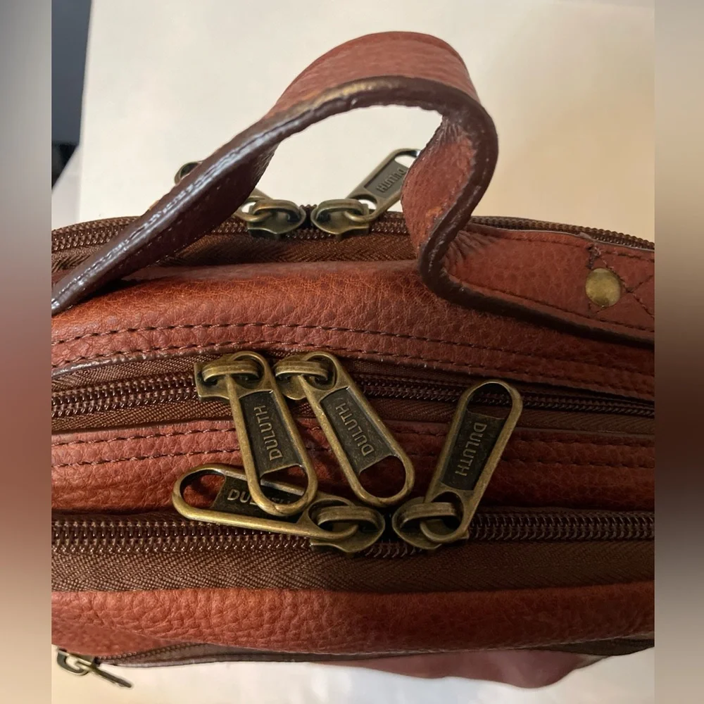 Duluth Trading Co Lifetime Leather Travel Bag Multi Zip Pocket Crossbody Brown